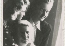 Powiększ zdjęcie Antonina Boczek z córkami (od lewej Maria i Olga)
