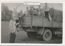 Powiększ zdjęcie Gorlicka drużyna piłkarska wyjeżdża na mecz (zdjęcie pochodzi ze zbiorów Jacka Boczonia)