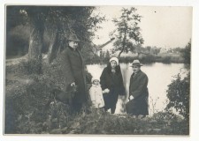 Powiększ zdjęcie Od lewej: Bohdan Jaciow z żoną Janiną i Wackiem w Libuszy; 27 września 1931 roku