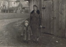 Powiększ zdjęcie Babcia z kuzynem Markiem przy szopie na drewno usytuowanej obok domu; w tle biurowiec Rafinerii