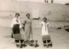 Powiększ zdjęcie Sypanie Kopca Piłsudskiego w Lasku Wolskim na Sowińcu w Krakowie — Antonina Boczek z córkami: od lewej Olga, Antonina i Maria; 1936 rok