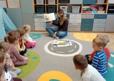 Przejdź do - Bibliotekarka%20czyta%20fragment%20Bobusia