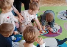 Powiększ zdjęcie Bibliotekarka prezentuje Księgę Dźwięków