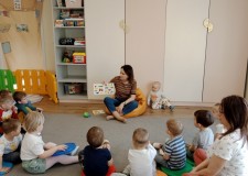 Powiększ zdjęcie Dzieci poznają książkę z kolorami