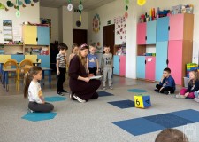 Powiększ zdjęcie Dzieci rozwiązują przyrodnicze zagadki