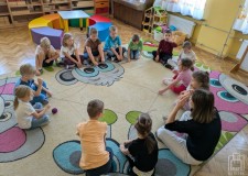 Przejdź do - Dzieci%20w%20trakcie%20zabawy%20pajęcza%20nić