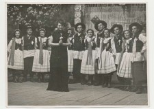 Powiększ zdjęcie Występ na otwarciu Domu Kultury w 1955 r.