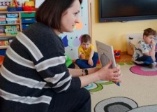 Powiększ zdjęcie Bibliotekarka przedstawia dzieciom książkę o odwadze 