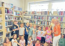 Przejdź do - Wspólne%20zdjęcie%20na%20zakończenie%20zajęć%20z%20bibliotekarką