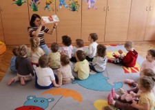 Przejdź do - Żłobkowicze%20oglądaja%20książkę%20pop-up