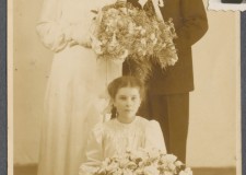 Powiększ zdjęcie 10.	Anna Wygrzywalska (klęczy); ślub Anny i Piotra Boczoniów; 5 lipca 1947 rok