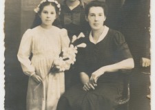 Powiększ zdjęcie 6.	Rodzina Wygrzywalskich; od lewej: Anna, Barbara, mama Antonina i tata Franciszek