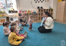 Przejdź do - Bibliotekarka%20czyta%20dzieciom%20książkę