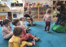 Powiększ zdjęcie Bibliotekarka prezentuje dzieciom ilustrację z książki