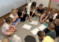 Powiększ zdjęcie Klubowicze rozmawiają na temat przeczytanej książki