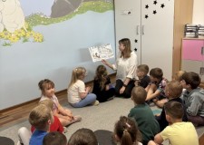 Powiększ zdjęcie Bibliotekarka czyta książkę