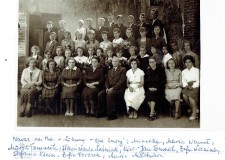 Powiększ zdjęcie Dyrektor Szkoły Podstawowej w Libuszy Jan Tomasik z gronem nauczycielskim i uczniami; 1960 rok