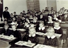 Powiększ zdjęcie Nauczycielka Danuta Trojanowicz z klasą; 1965 rok