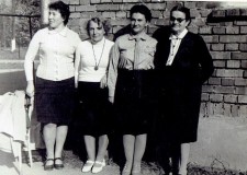 Powiększ zdjęcie Grono nauczycielskie: A. Mazurek, Zofia Forczek, Danuta Trojanowicz, S. Klein; 1968 rok