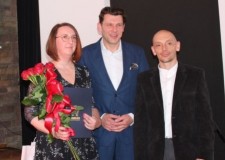 Powiększ zdjęcie Nagrodzona Marta Karp w towarzystwie Rafała Kukli i Wojciecha Zapłaty