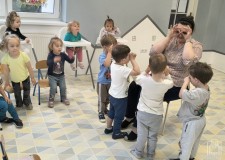 Powiększ zdjęcie Dzieci wraz z panią bibliotekarką uczestniczą w zabawie