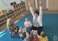 Powiększ zdjęcie Dzieci wraz z panią bibliotekarką wykonują zabawy podczas czytania książki