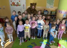Przejdź do - Wspólne%20zdjęcie%20z%20przedszkolakami%20