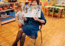 Powiększ zdjęcie bibliotekarka czyta dzieciom 