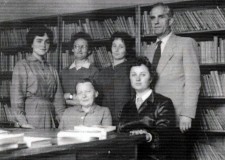 Powiększ zdjęcie Pracownicy MBP w Gorlicach — Maria Muszyńska druga od lewej