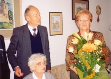 Powiększ zdjęcie Maria Muszyńska — solenizantka. Za nią Kazimierz Gnat i Stanisława Woźniak z bukietem