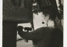 Powiększ zdjęcie Janusz Krauze podczas pracy przy pomniku Kazimierza Pułaskiego