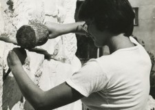 Powiększ zdjęcie Ewa Krauze podczas pracy w „pracowni” przed blokiem