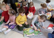 Powiększ zdjęcie Przedszkolaki oglądają książki dostępne w MBP w Gorlicach