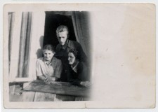 Powiększ zdjęcie Zbigniew i Wanda Papużyńscy z Marią Olszańską, matką Wandy