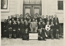 Powiększ zdjęcie Klasa IA gimnazjum 22 maja 1935 r. z profesorem Kaczorem; pierwsza z lewej Marysia Rzihówna