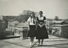 Powiększ zdjęcie Pierwsze pokolenie fotografuje się na dachu Rzihówki, widok na ul. 3 Maja i Kołłataja