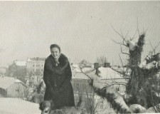 Powiększ zdjęcie Marysia, w tle ul. Legionów, zima ok. 1940 r.