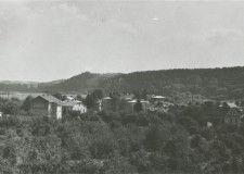 Powiększ zdjęcie Gorlice, widok z tarasu na ul. Parkową i Krasińskiego; na pierwszym planie ogrody pani Tułeckiej