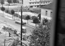Powiększ zdjęcie Koniec ogrodu, lipiec 1966 r., budowa pomnika Tysiąclecia Państwa Polskiego