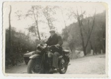 Powiększ zdjęcie Aleksander Świrad w drodze na motocyklu 