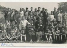 Powiększ zdjęcie Klasa Andrzeja Świrada (1957 r.), nauczycielka z prawej Emilia Mazela i Stanisława Koczyrkiewicz.