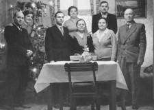 Powiększ zdjęcie Rodzina Marty Ryndak, od lewej: Jan Hajduk, żona Wiesława (rodzice), wujek Eugeniusz z żoną, Wiktoria i Fryderyk Mieszczakowie (dziadkowie), Tadeusz i Bronisława Hajdukowie