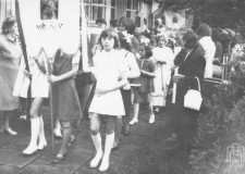 Powiększ zdjęcie Procesja przy glinickiej kaplicy (ul. Chopina), z prawej Marta Hajduk