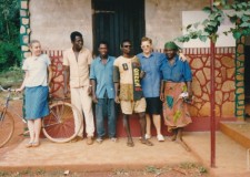 Powiększ zdjęcie Przed dyspenserem (ośrodkiem zdrowia), od lewej: Marta Hajduk z pracownikami: Gabryel, Martin z bratem, Grażyna Wywiórka, Ivett (położna)