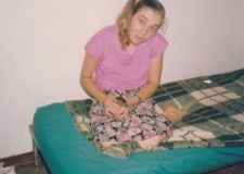 Powiększ zdjęcie Marta Hajduk z maleńką sarenką (onyksem?) w swoim pokoju