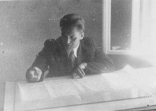 Powiększ zdjęcie Franciszek Piątek (od 1953 r. — Piątkowski), ojciec Stanisława Piątkowskiego, jako kierownik Działu Inwestycji Kopalnictwa Naftowego w Ustrzykach Dolnych