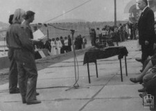 Powiększ zdjęcie Solina przy zaporze — przed pokazem lotniczym. Stanisław Piątkowski składa sprawozdanie Aeroklubu Podkarpackiego w Krośnie I sekretarzowi PZPR województwa rzeszowskiego — Kazimierzowi Balawajderowi 