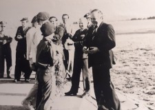 Powiększ zdjęcie Lotnisko w Krośnie, 1977 r. —  Stanisław Piątkowski składa raport Jerzemu Kuberskiemu — ministrowi oświaty i wychowania w rządzie Piotra Jaroszewicza