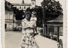 Powiększ zdjęcie Zofia Sylwester-Urzędowska z synem Sylwestrem (Mieczysławem) ok. 1958 roku