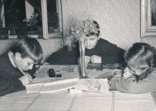 Powiększ zdjęcie Rodzeństwo Szufów: od lewej Aleksander, Andrzej i Teresa